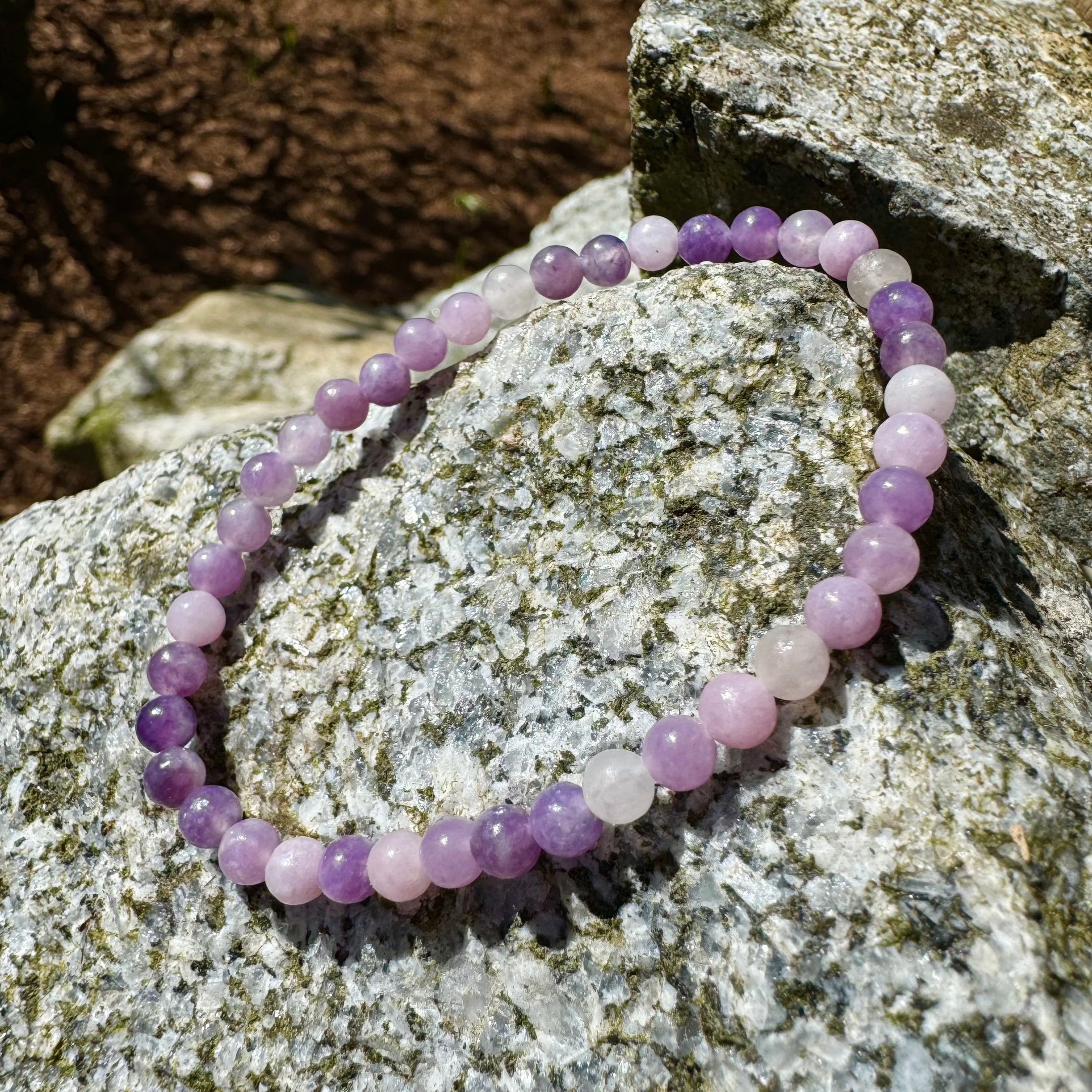 Bracelet de perles de lépidolite naturelle 4 mm sur bande extensible – Bijoux en cristal de guérison élégants pour le calme et l'équilibre