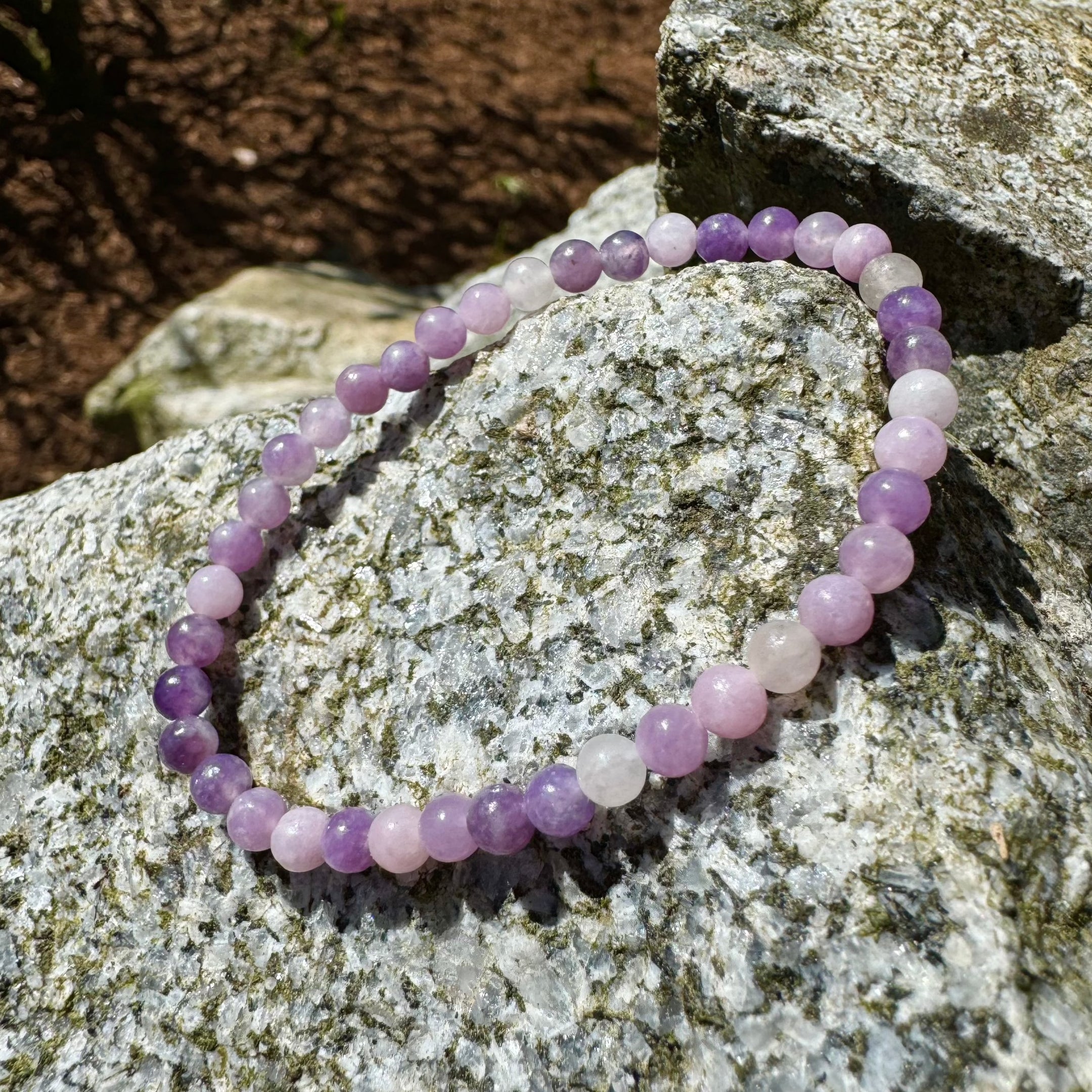 Bracelet de perles de lépidolite naturelle 4 mm sur bande extensible – Bijoux en cristal de guérison élégants pour le calme et l'équilibre