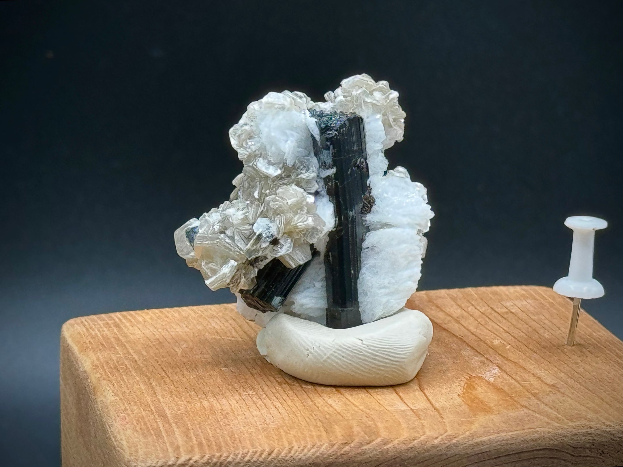 Tourmaline Schorl noire naturelle avec mica et feldspath du Pakistan, belle qualité collectionneur A+++