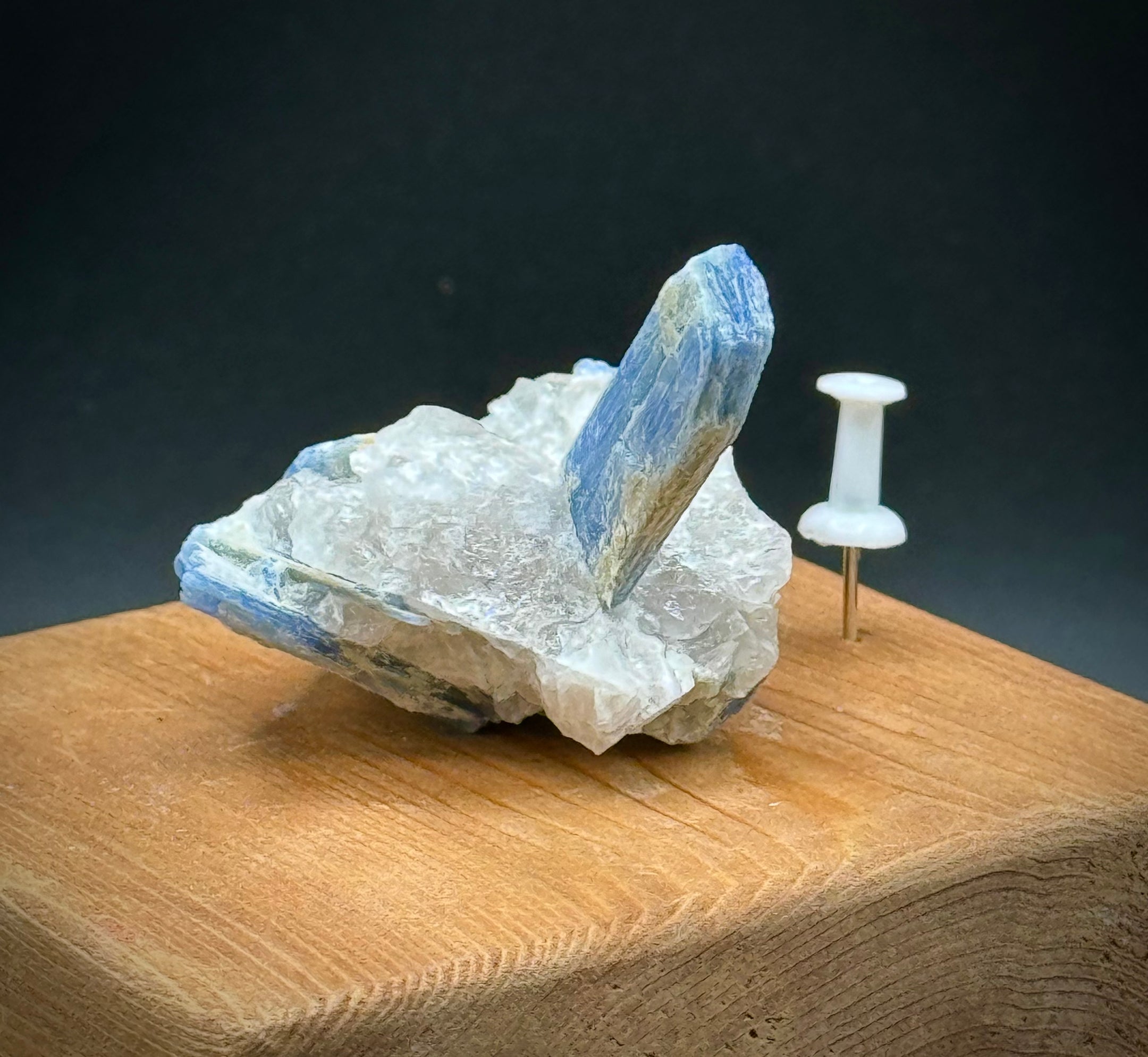 Belle cyanite bleue avec amas de quartz du Brésil, 46 grammes, qualité super extra A+++, pièce unique !