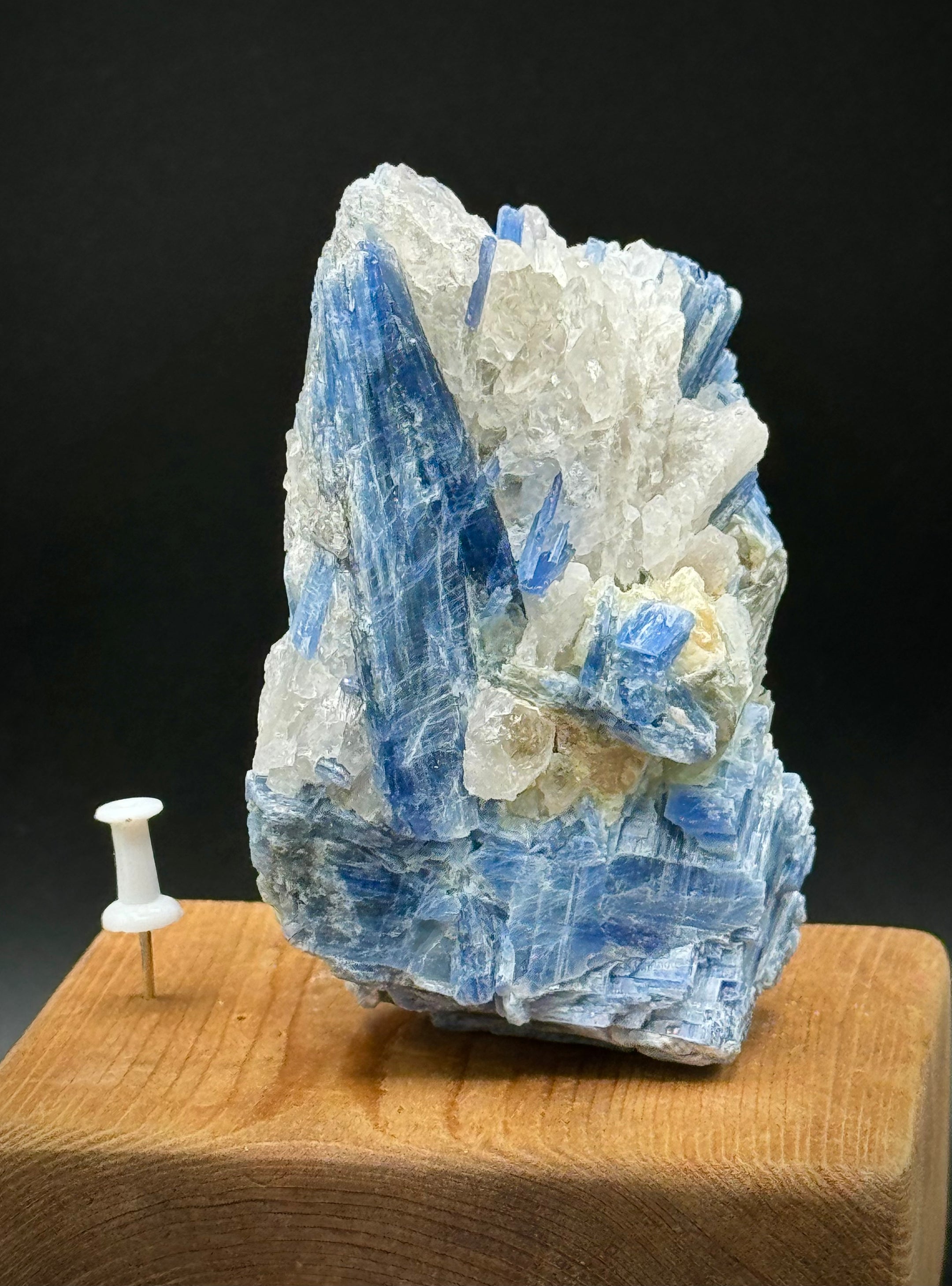 Belle cyanite bleue avec amas de quartz du Brésil, 326 grammes, qualité super extra A+++, pièce unique !