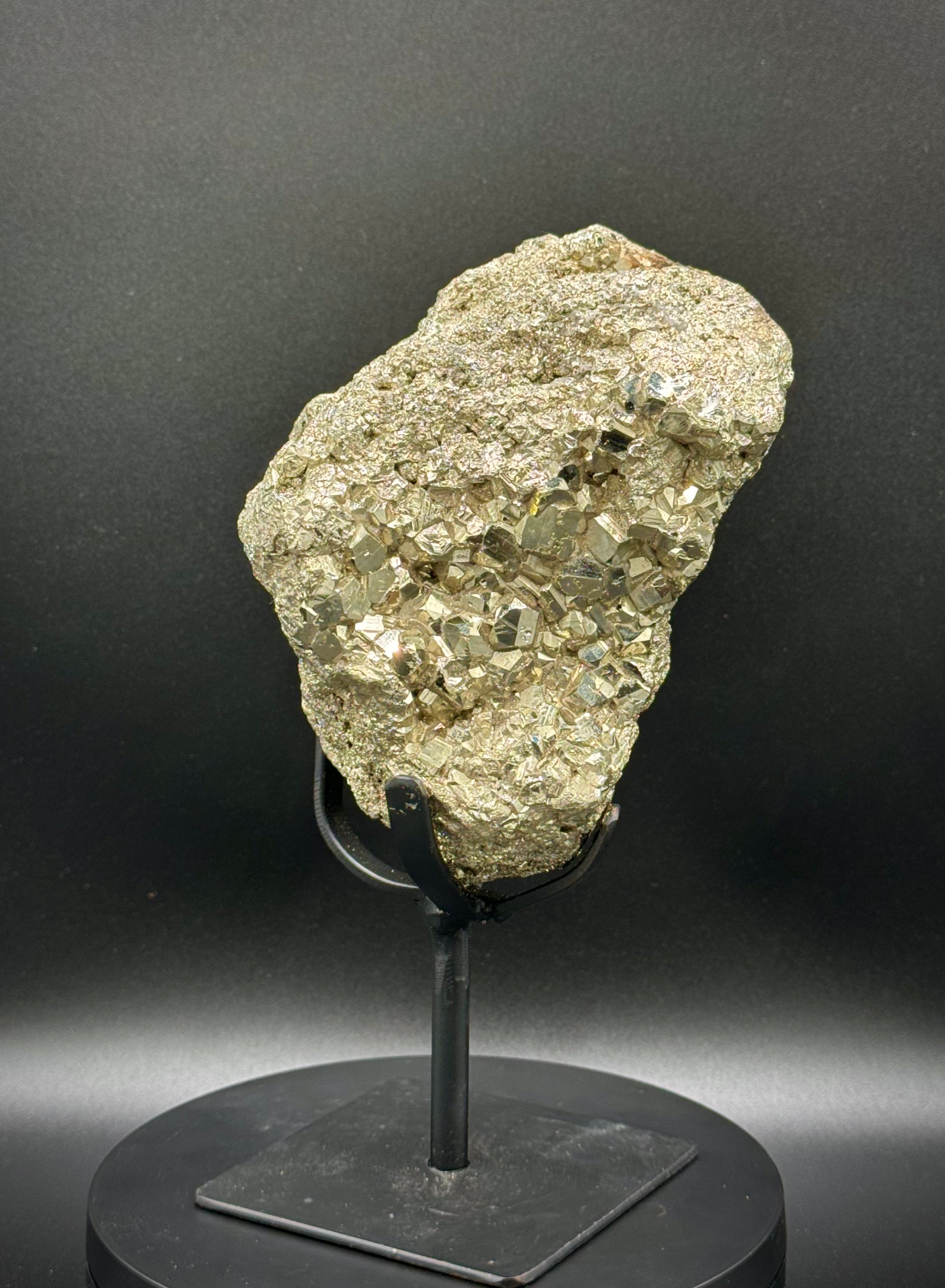 Incroyable amas de pyrite brésilienne sur support, 1,6 KG, qualité A+ Super Extra, pièce de collection unique