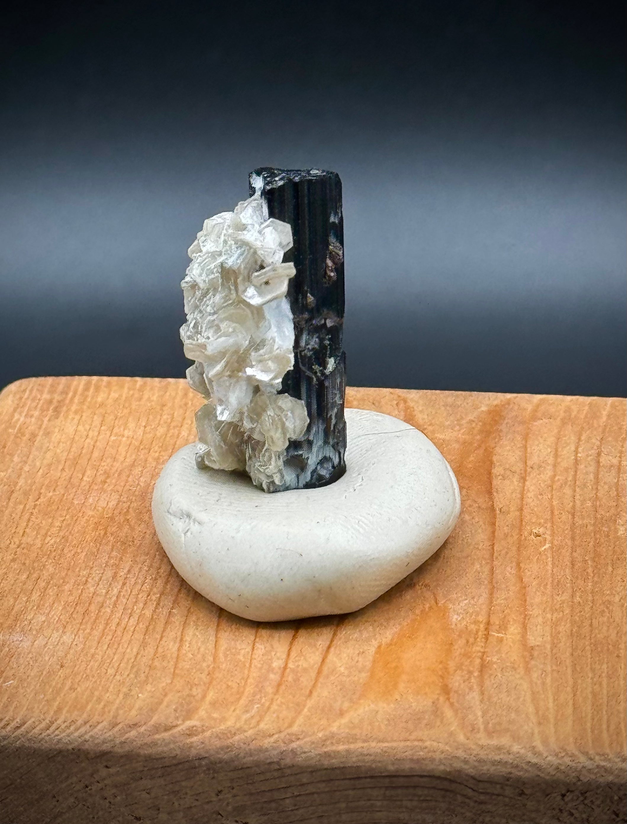 Tourmaline Schorl noire naturelle avec mica et feldspath du Pakistan, belle qualité collectionneur A+++