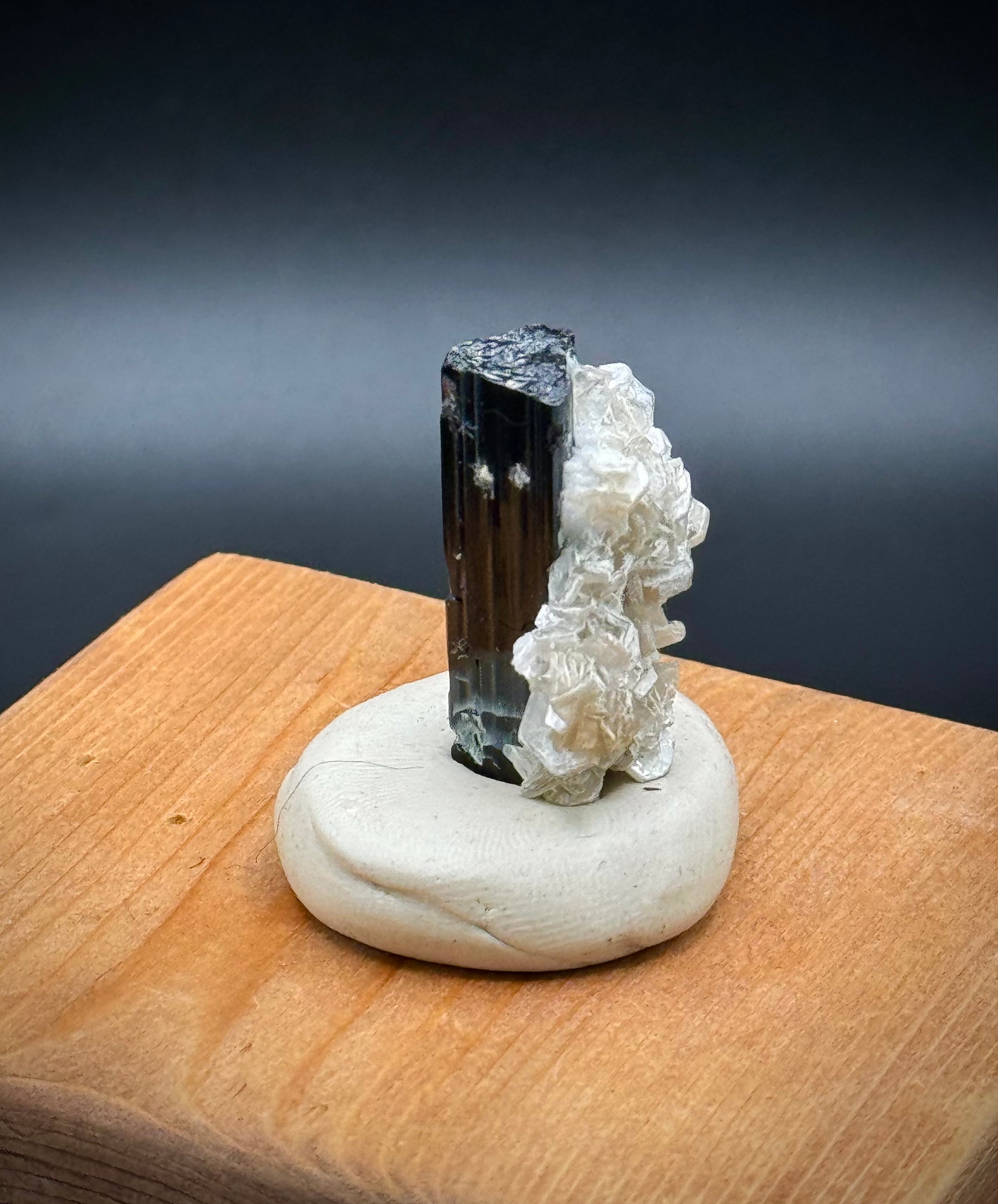 Tourmaline Schorl noire naturelle avec mica et feldspath du Pakistan, belle qualité collectionneur A+++