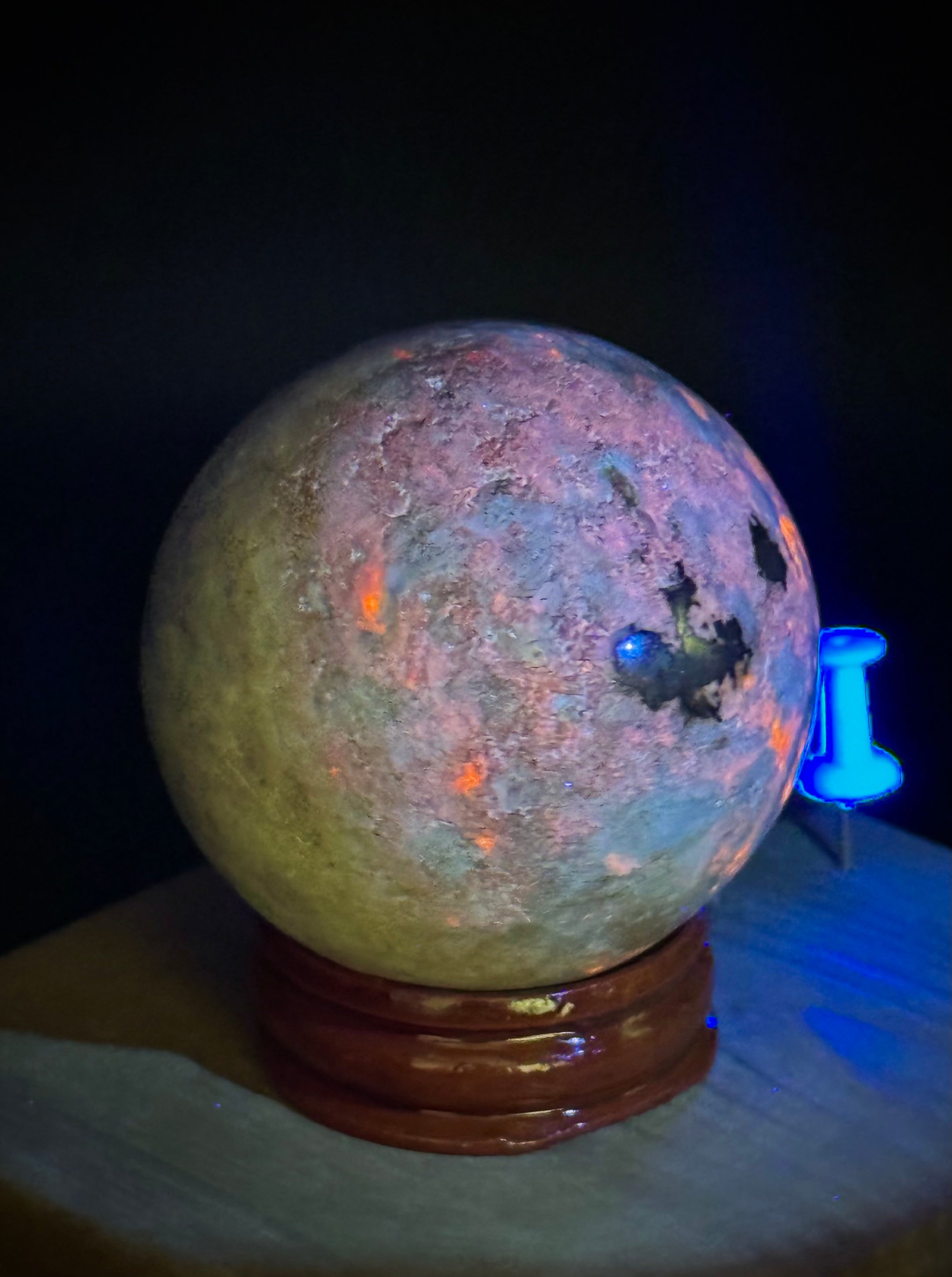 Sphère hackmanite réactive aux UV naturelle d’Afghanistan 45MM, belle et authentique, qualité A++