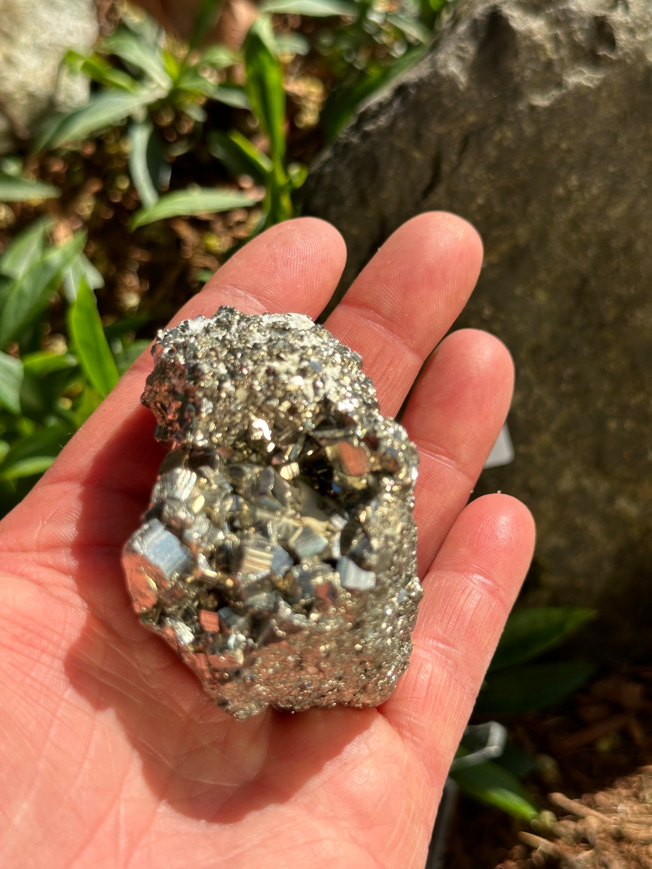 Superbe amas de pyrite de qualité A du Brésil – Cristal de pyrite cubique de haute qualité pour la guérison, la décoration intérieure et la méditation.