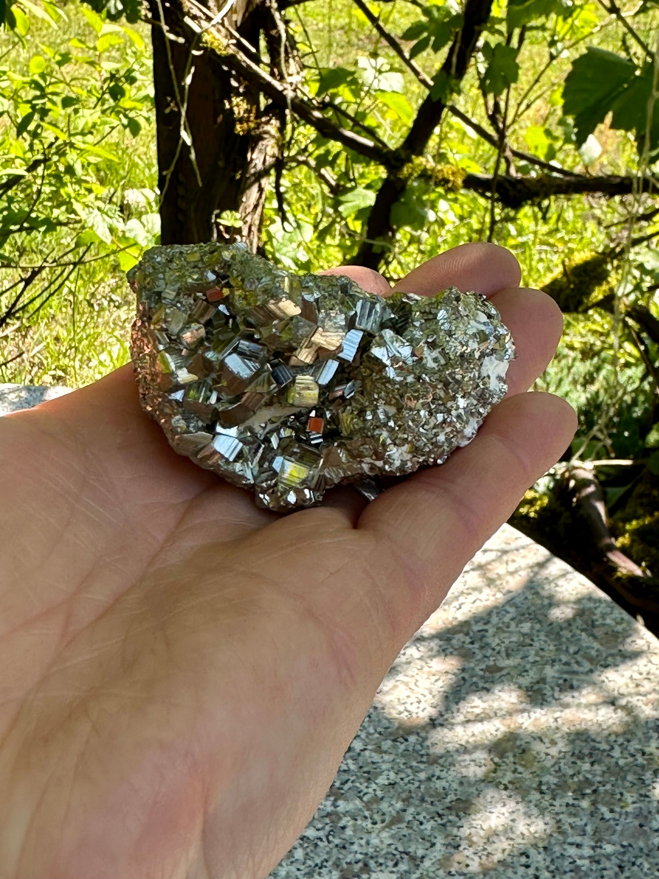 Superbe amas de pyrite de qualité A du Brésil – Cristal de pyrite cubique de haute qualité pour la guérison, la décoration intérieure et la méditation.