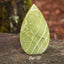 Sculpture de feuilles de serpentine pointillées vertes naturelles du Pakistan, belle et authentique qualité A+
